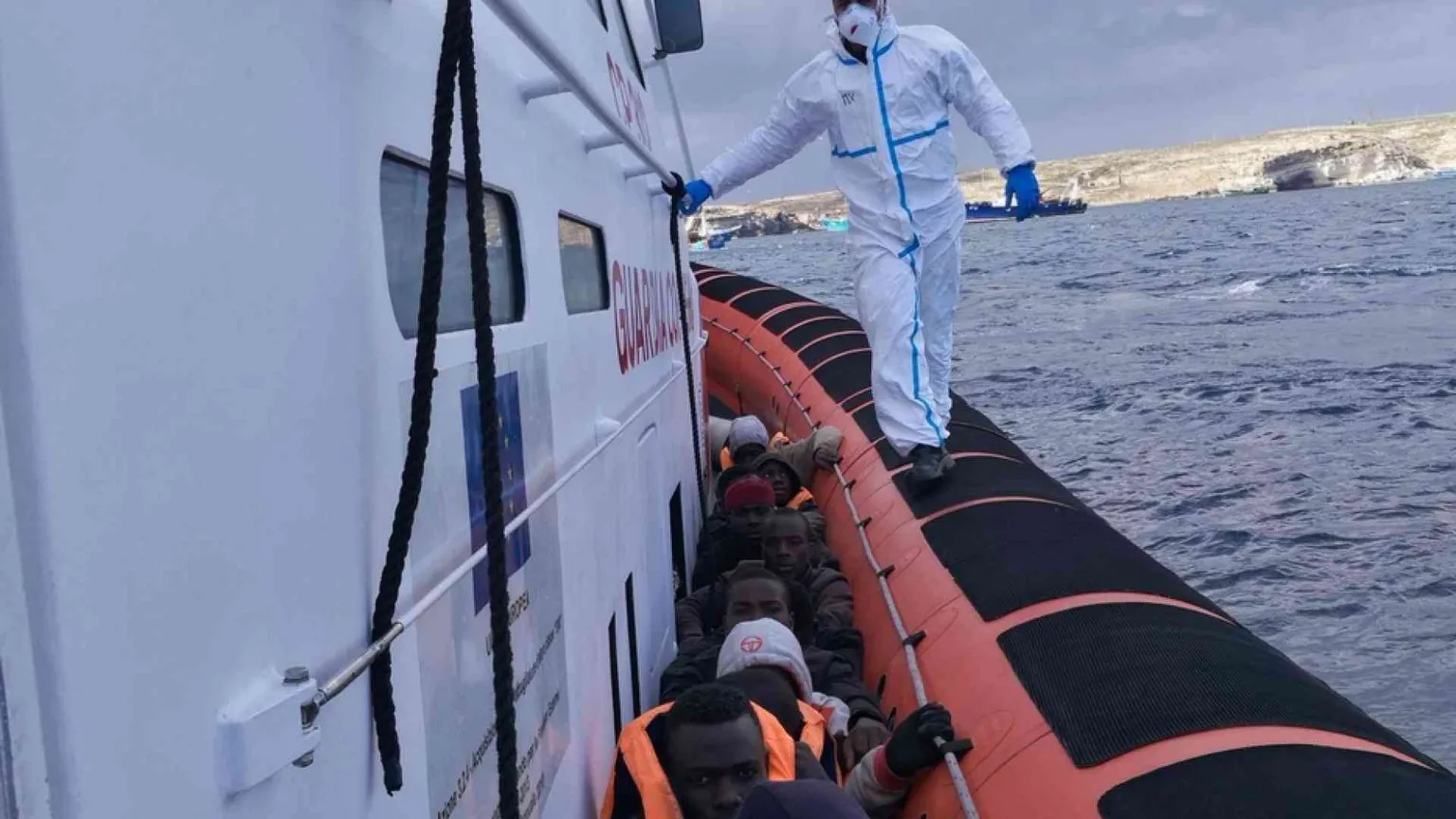 Naufragi e maxi-soccorso: in 400 salvati nel Mediterraneo