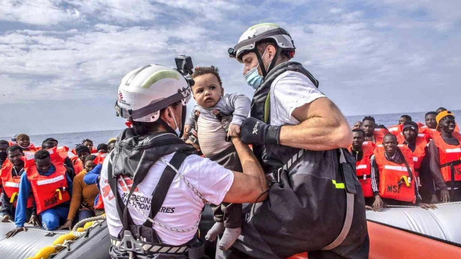 La piccola naufraga finalmente al sicuro: oltre 300 migranti salvati in mare