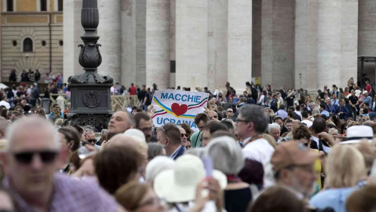 Il Papa: si preghi il Rosario per la pace e contro la pazzia della guerra