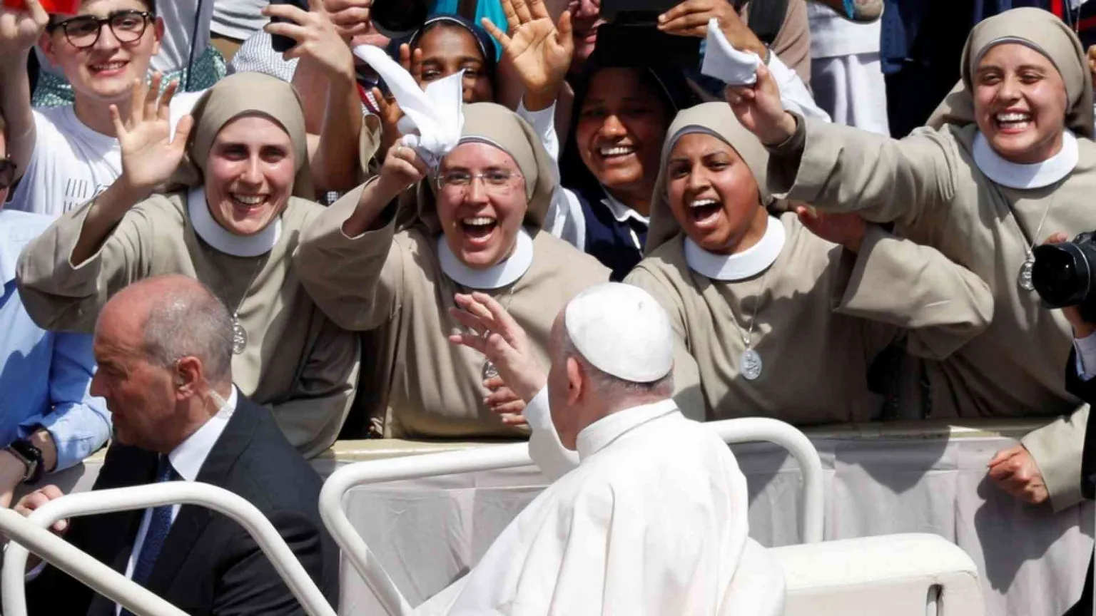Il Papa: santità non è eroismo personale ma amare e servire gli altri