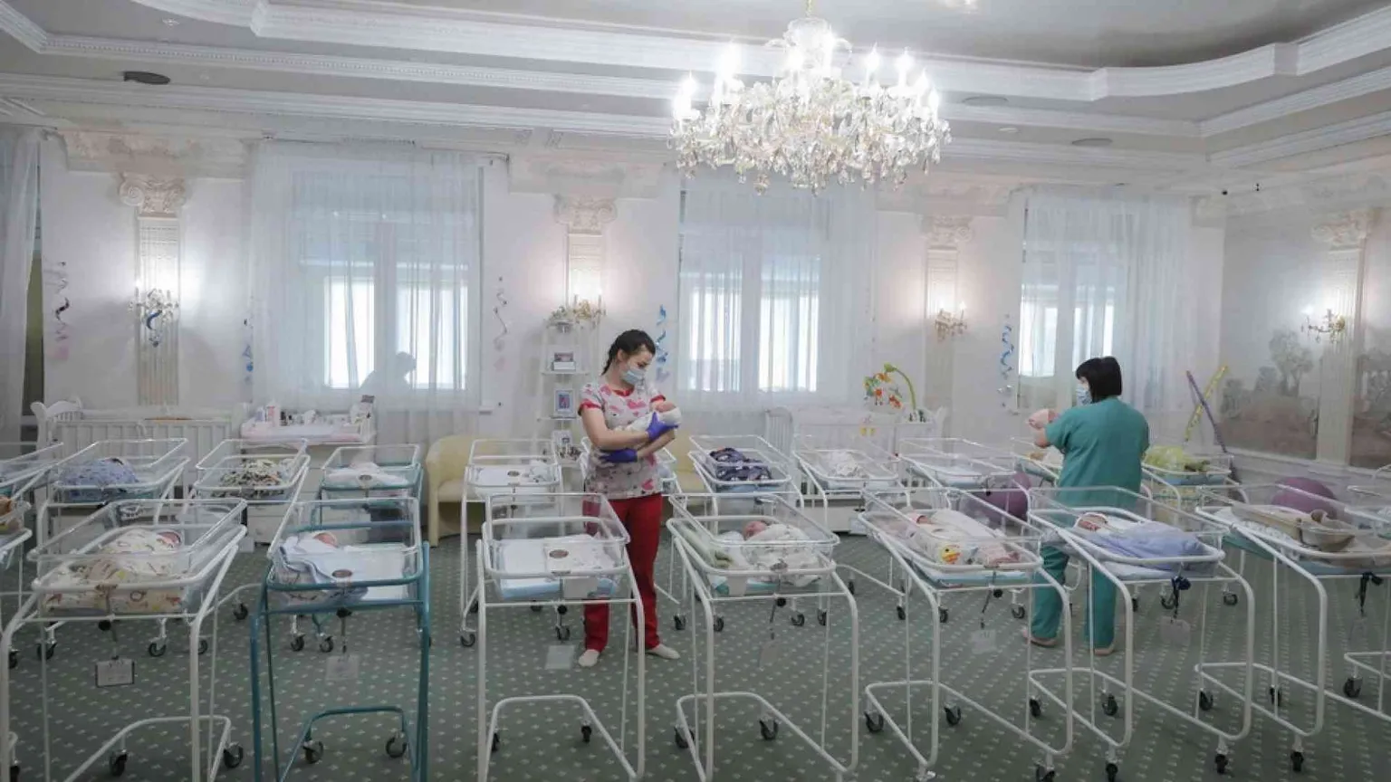 Kiev, anche sotto le bombe di Putin la «fabbrica dei bambini» fa affari