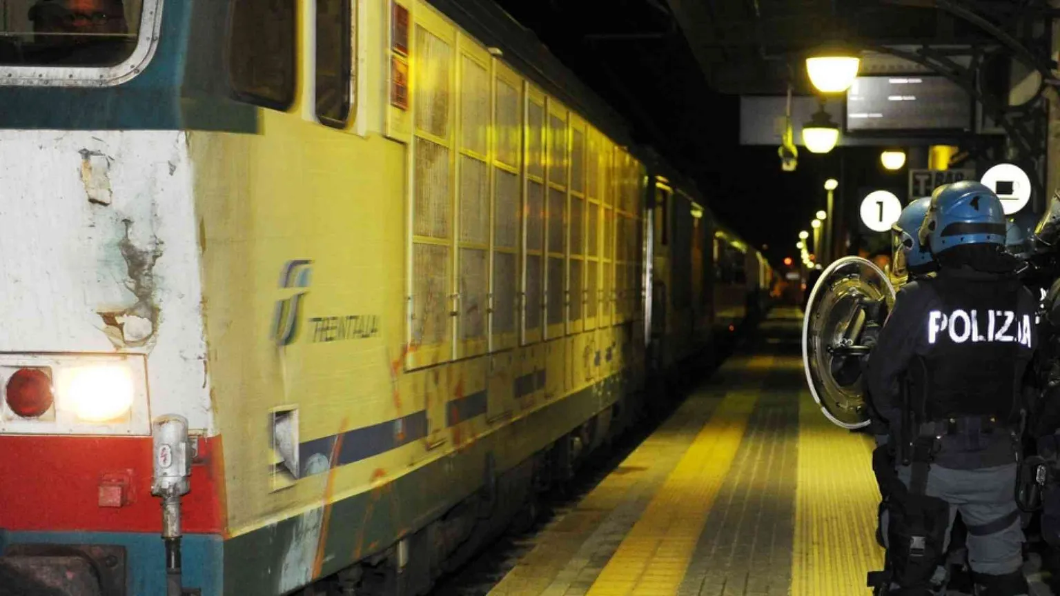 Molestie alle 16enni sul treno, 30 giovani sospettati