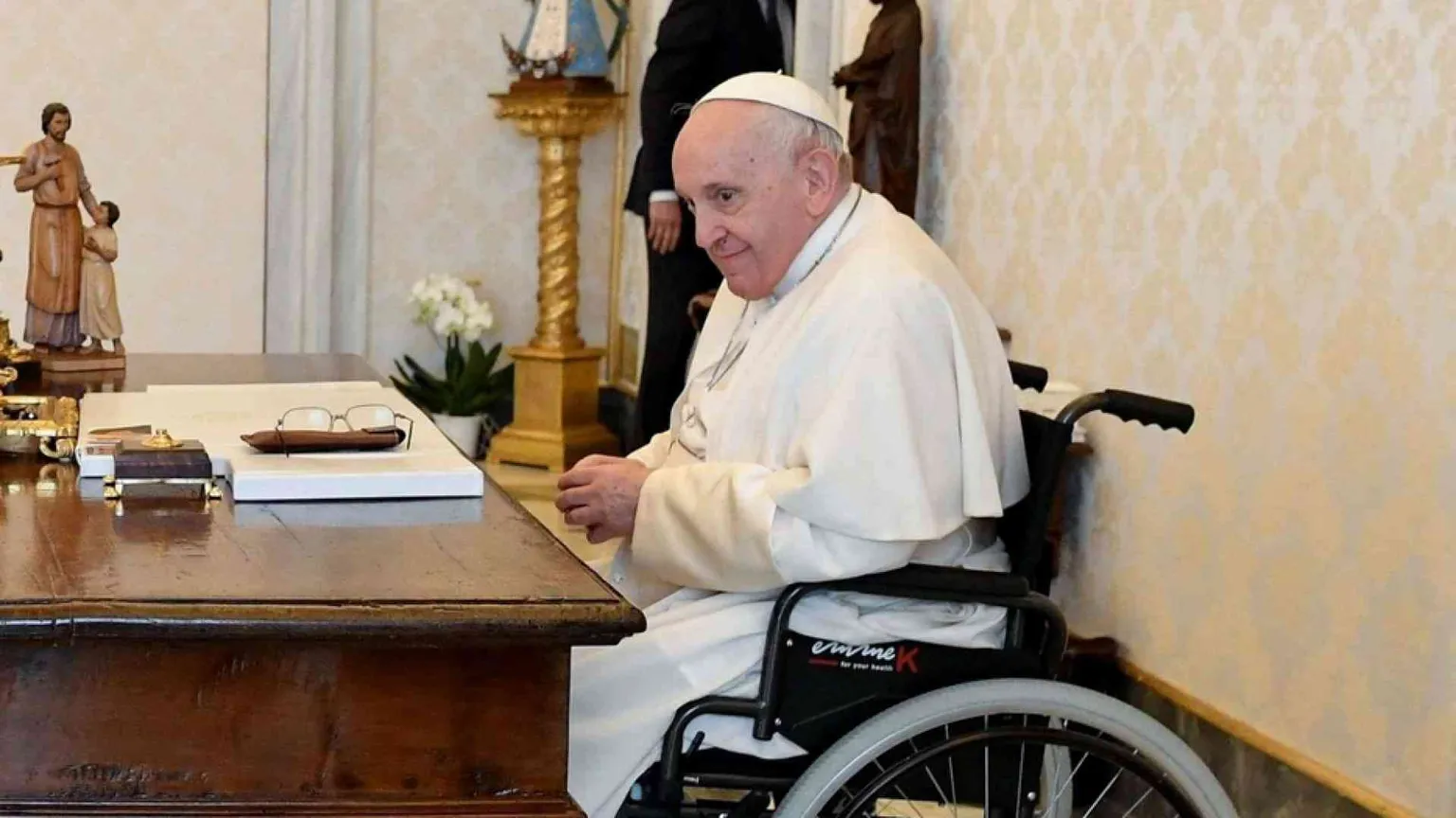 Papa Francesco rinvia il viaggio in Africa. «Terapie al ginocchio»