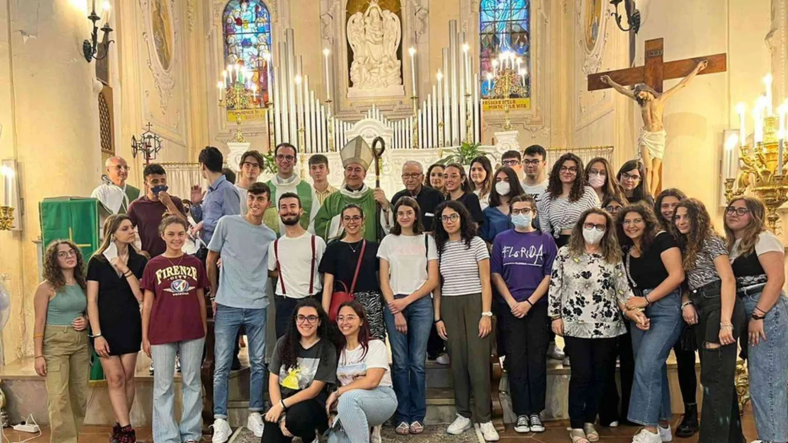 La Messa prima degli esami. L'arcivescovo Michele Seccia benedice i maturandi