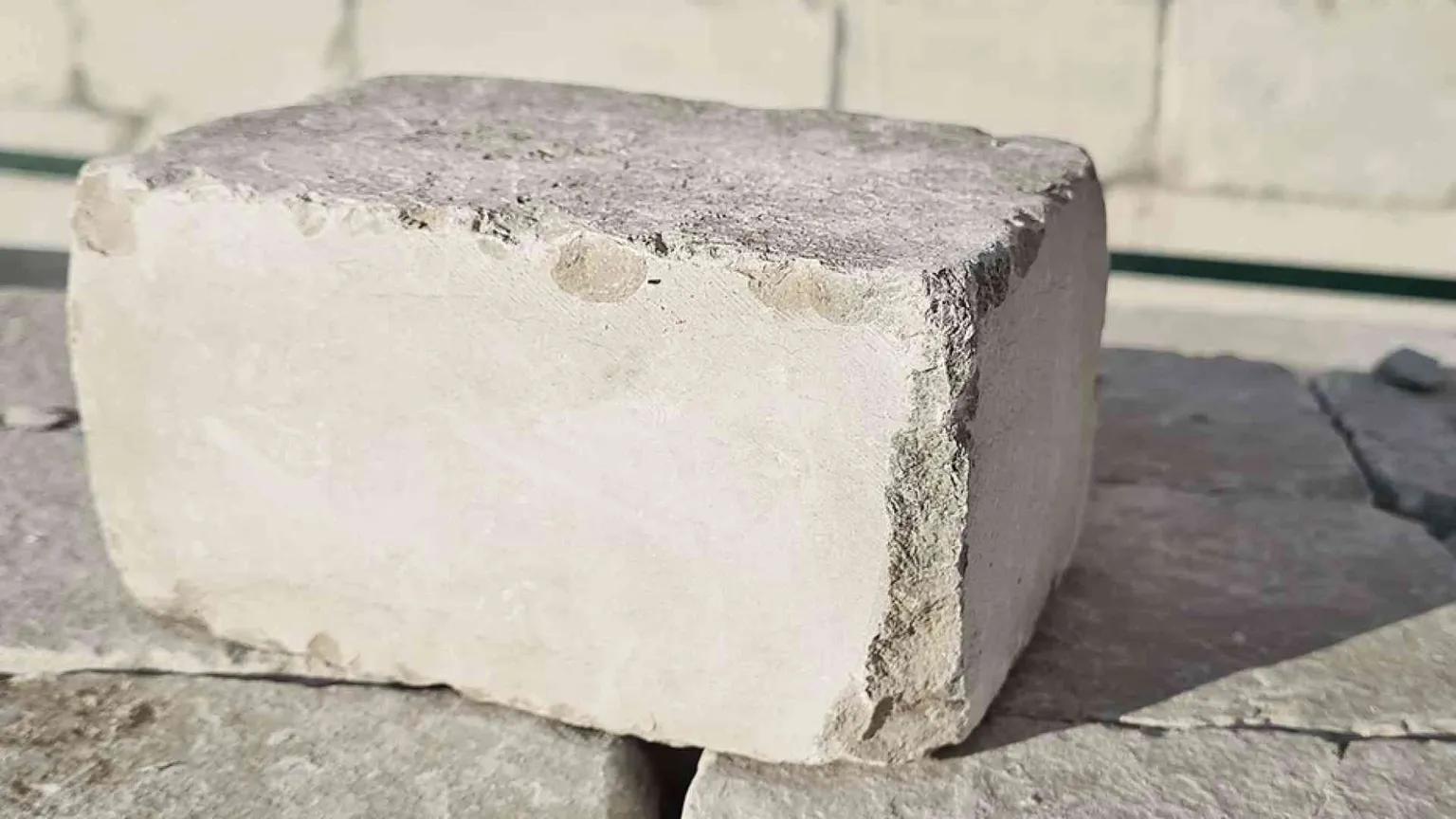 Non basta un sanpietrino a fare un altare