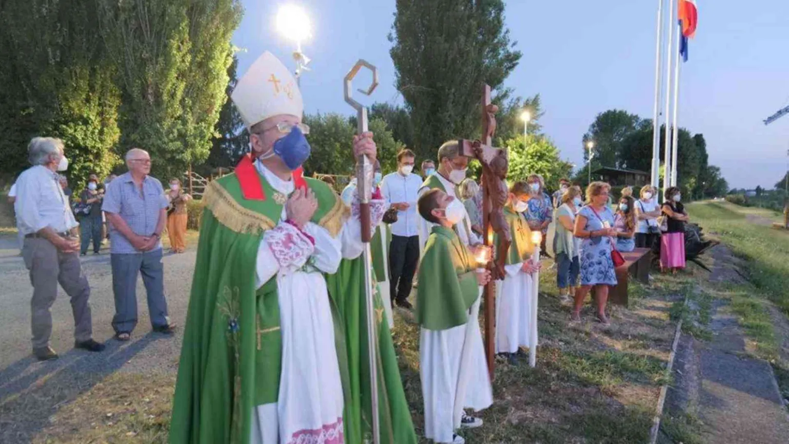Parma, la Messa lungo l’argine del Grande fiume