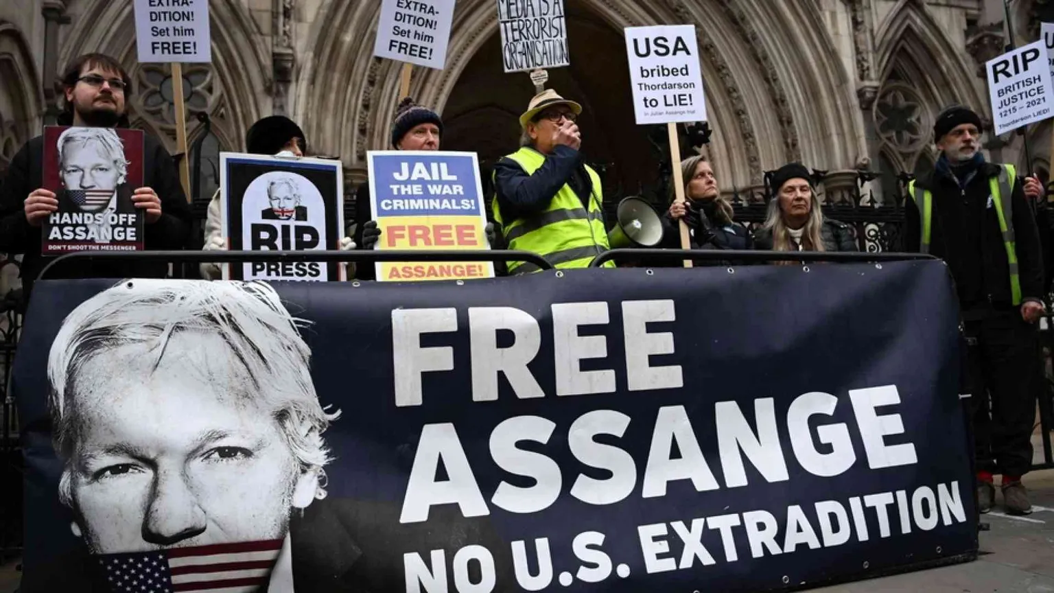 Ex informatico della Cia condannato: passò file «esplosivi» a WikiLeaks