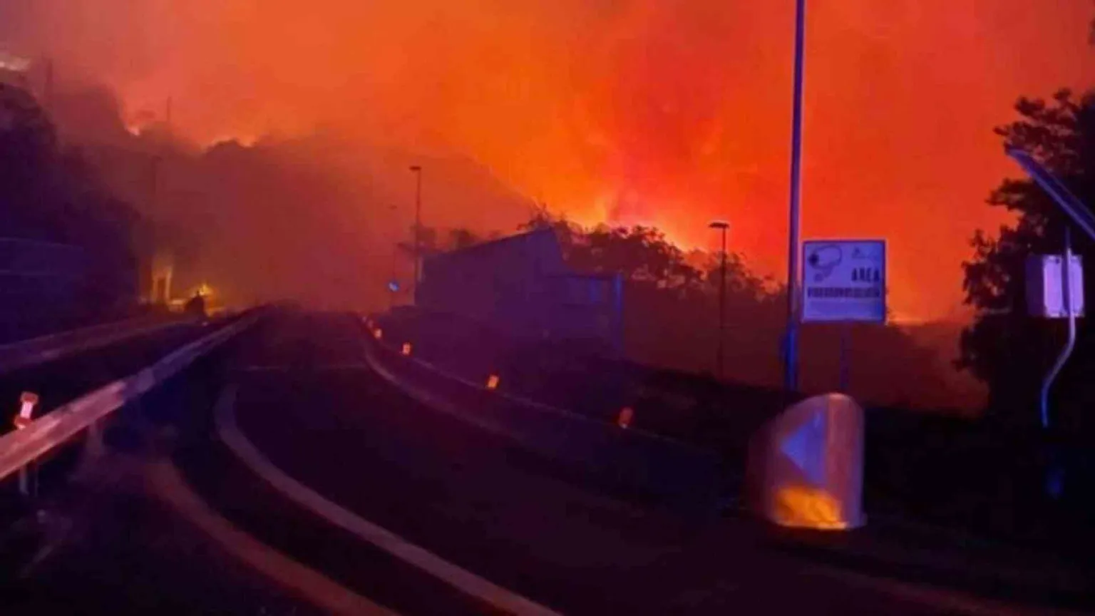 Dalla Versilia a Trieste, l'Italia continua a bruciare