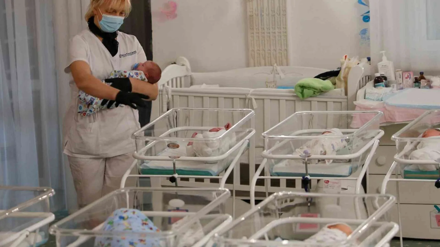 Utero in affitto, con la guerra il business diventa «creativo»