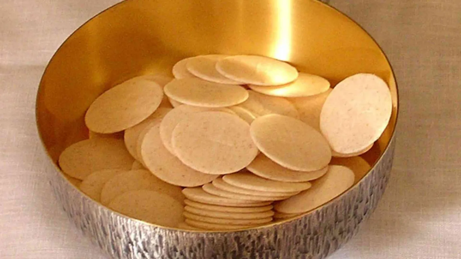 Messa celebrata in mare, la diocesi: decoro e rispetto per i sacramenti