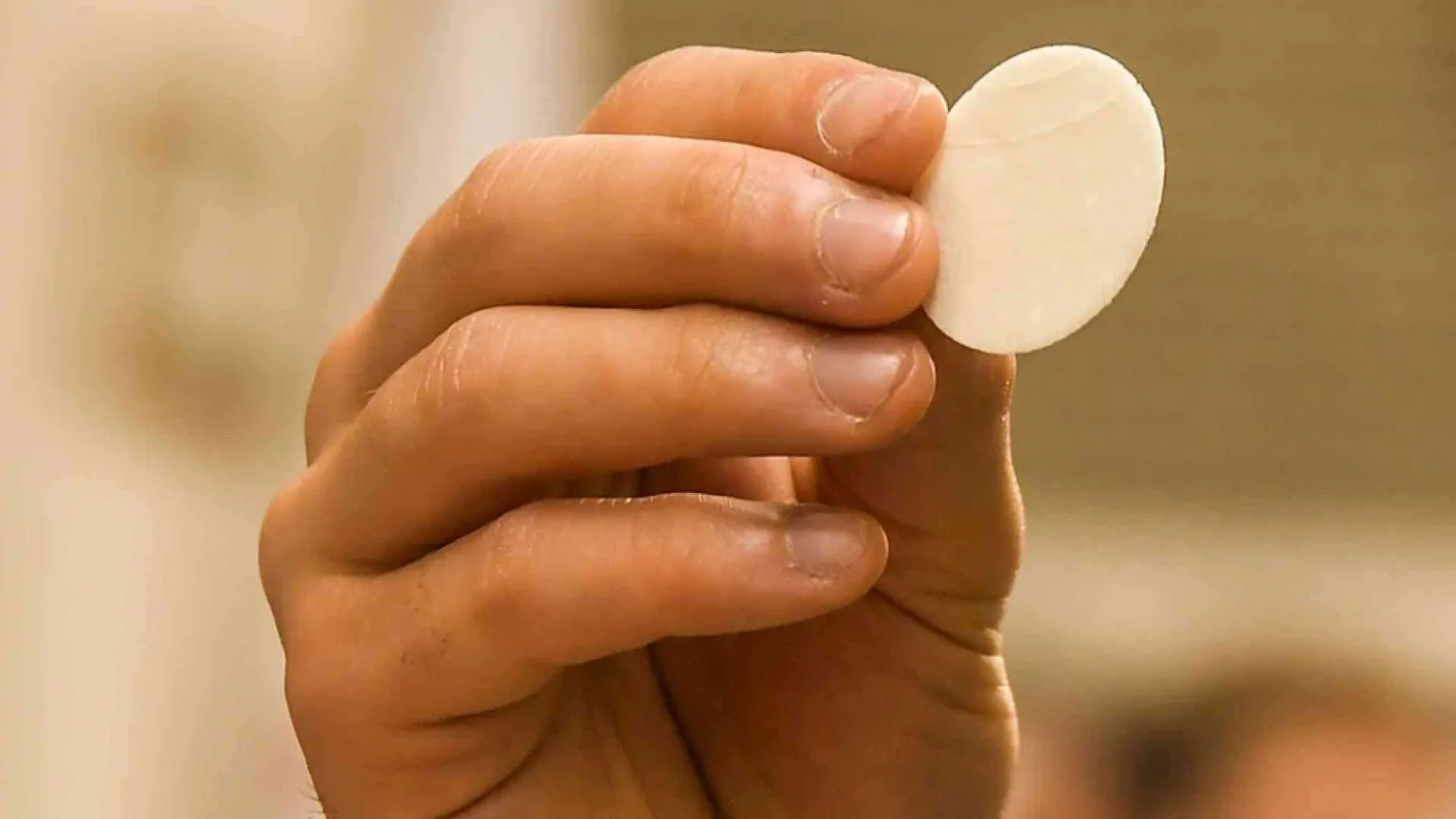 Messa in mare, la Procura apre un’indagine. E il sacerdote chiede scusa