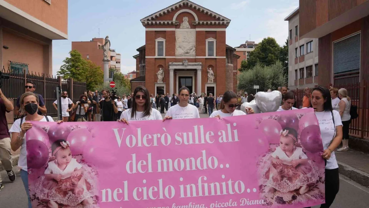 L'addio alla piccola Diana. Delpini: «La nostra città dovrebbe essere diversa»