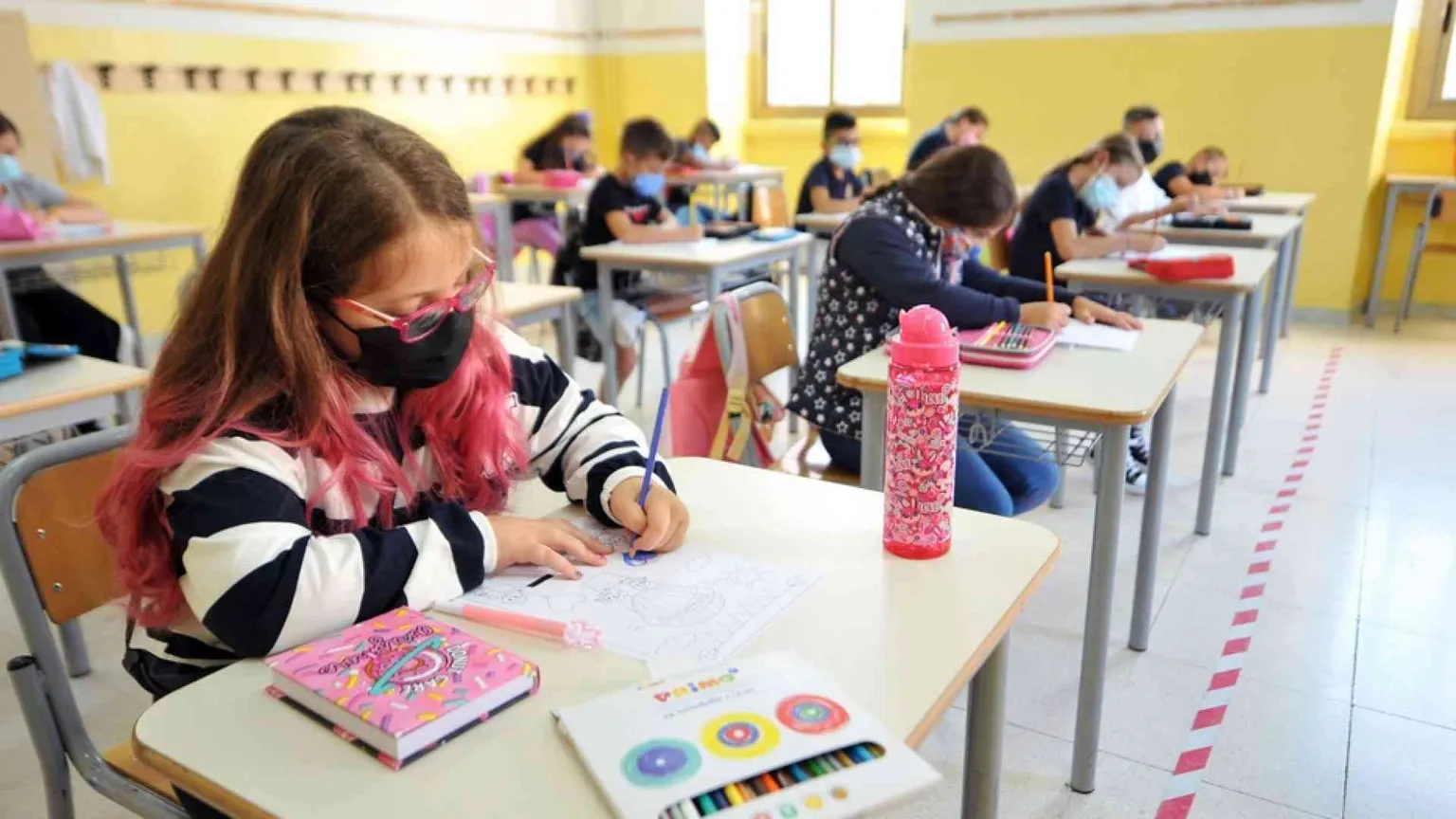 Via le mascherine (e finestre aperte). La scuola a settembre è già un caso