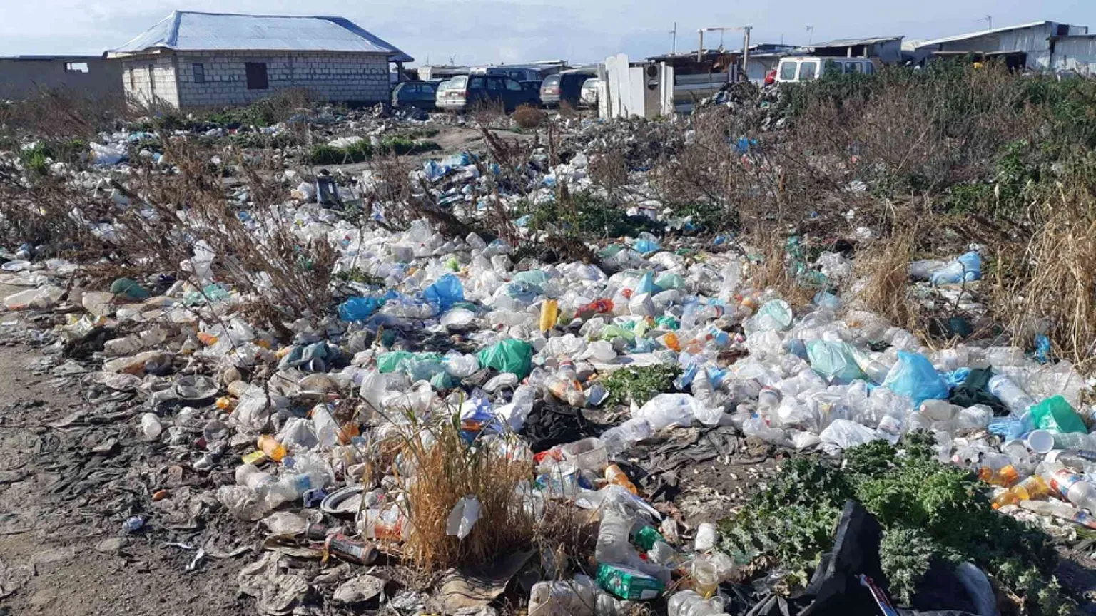 Nel ghetto foggiano, discarica di lavoratori, vincono degrado e illegalità