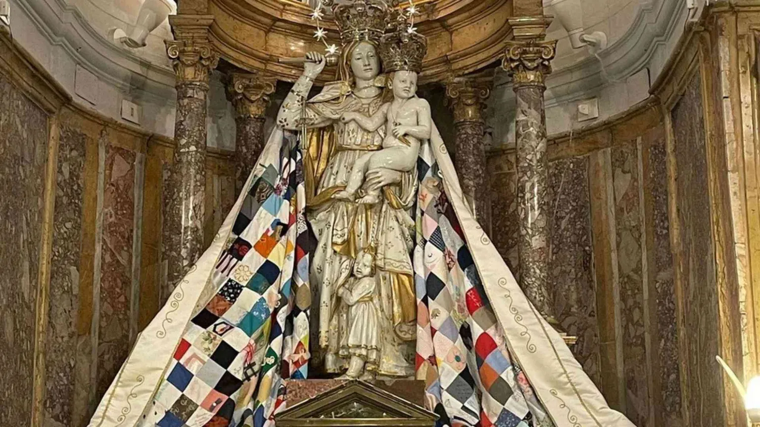 Il «manto della madre», con le stoffe dei fedeli, per la Madonna del Soccorso