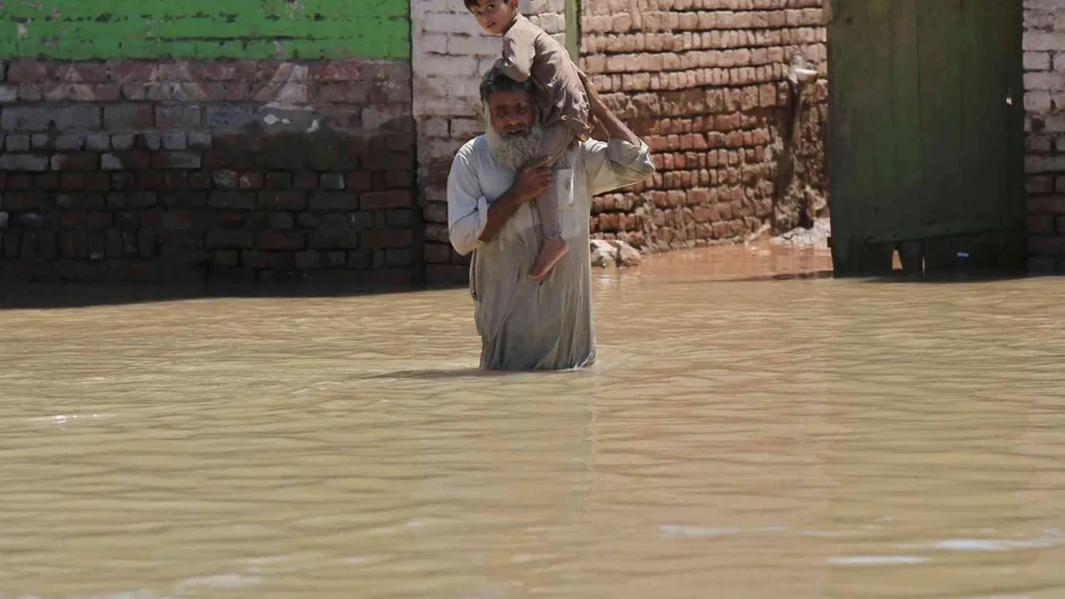 Alluvioni in Pakistan, strage dei bimbi: è minorenne un terzo dei 1.200 morti