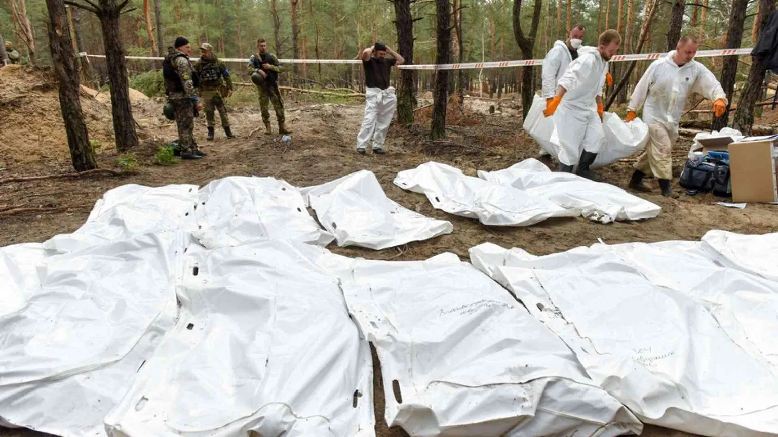 L'orrore delle fosse comuni a Izyum: almeno 440 corpi. «Segni di torture»