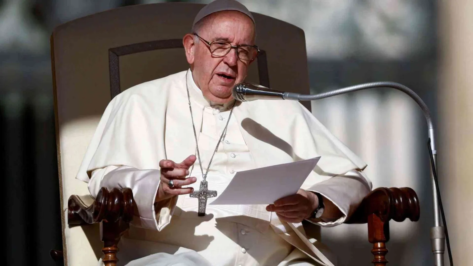 Il Papa: la guerra porta alcuni a pensare alle armi nucleari, è pazzia