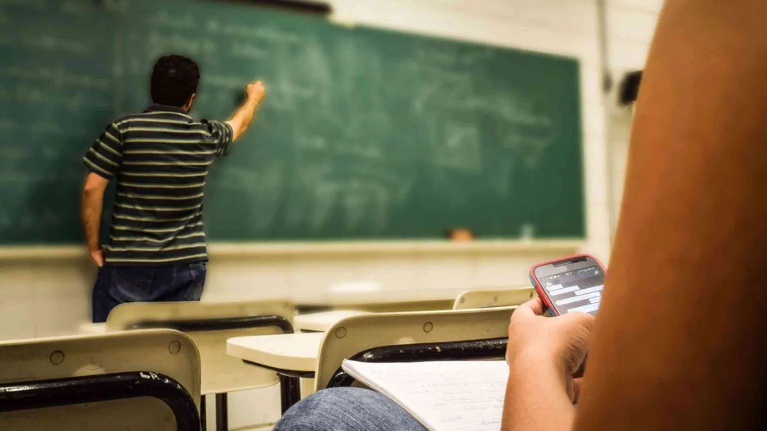 Smartphone, la sfida di educare dai licei passa alle elementari