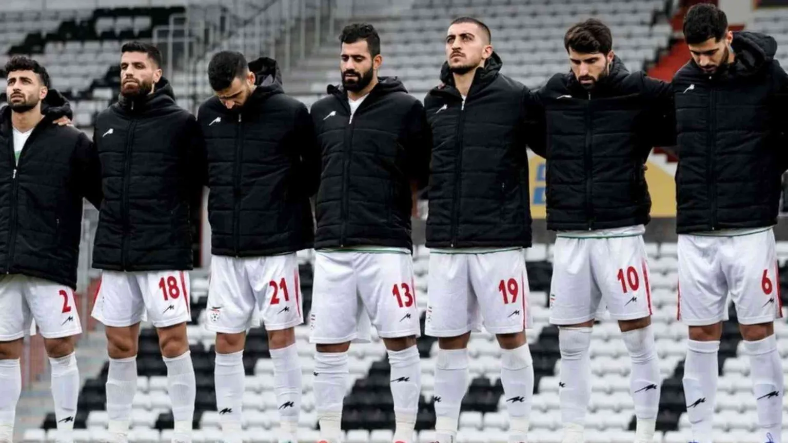 La protesta dei calciatori. Coprono la maglia della Nazionale durante l'inno