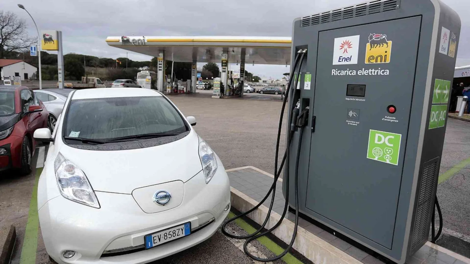 Mobilità elettrica, un affare d'oro. Ma l'Europa corre e l'Italia frena