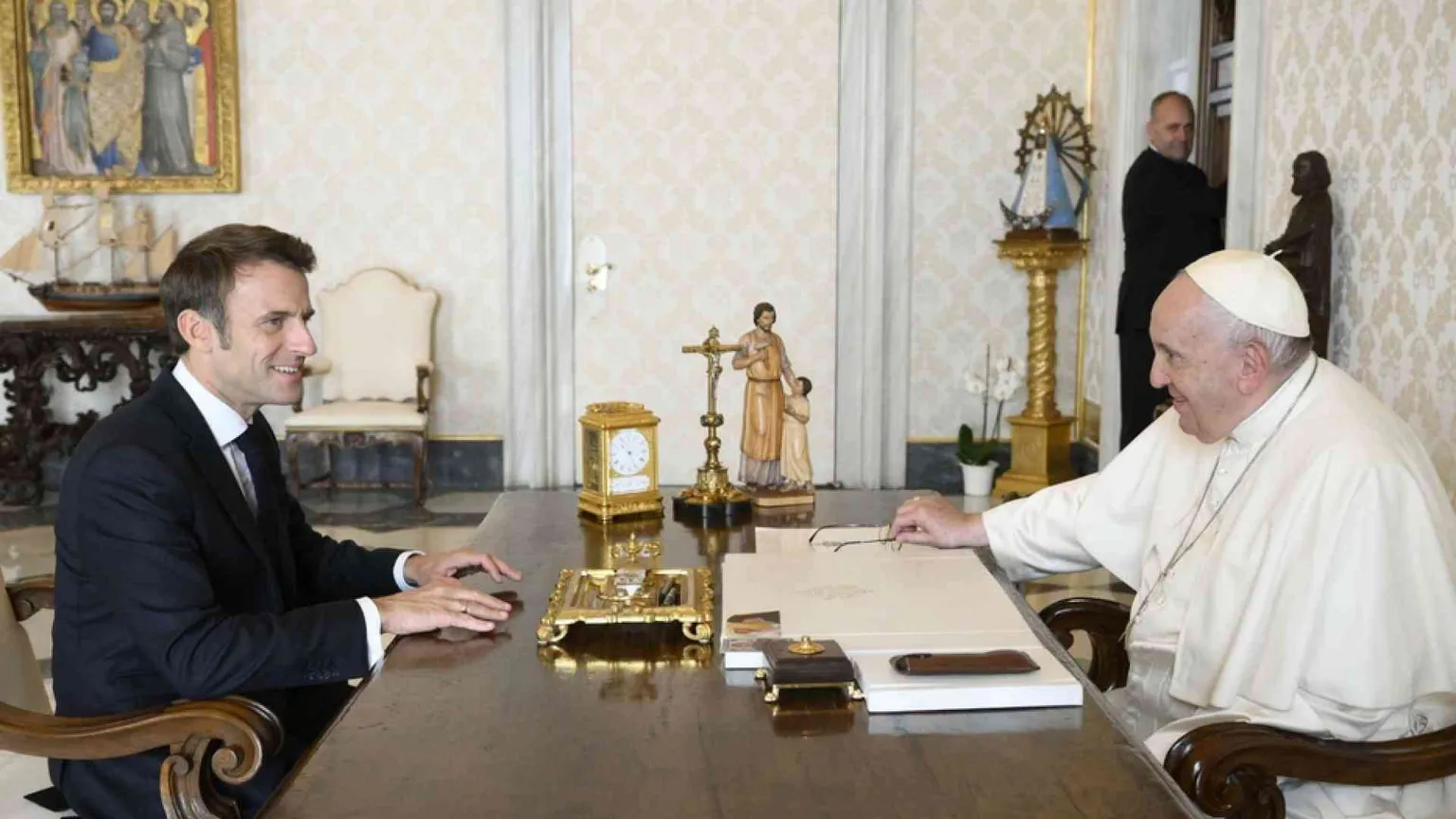 Macron da Francesco per quasi un'ora, al centro la crisi umanitaria in Ucraina