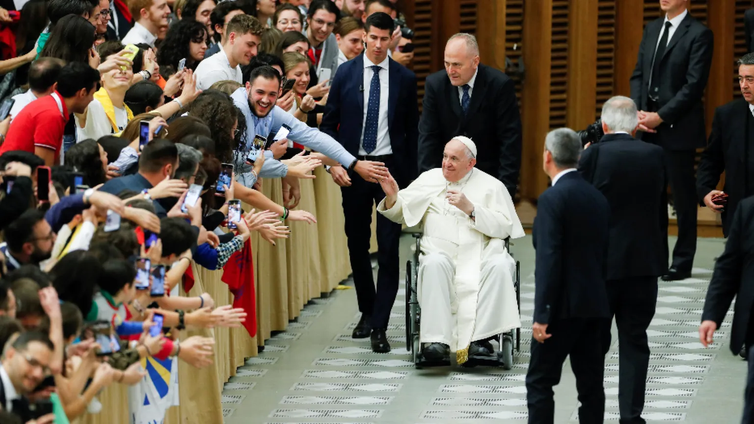 Il Papa ai giovani di Ac: «Il nostro motto è "mi interessa"»