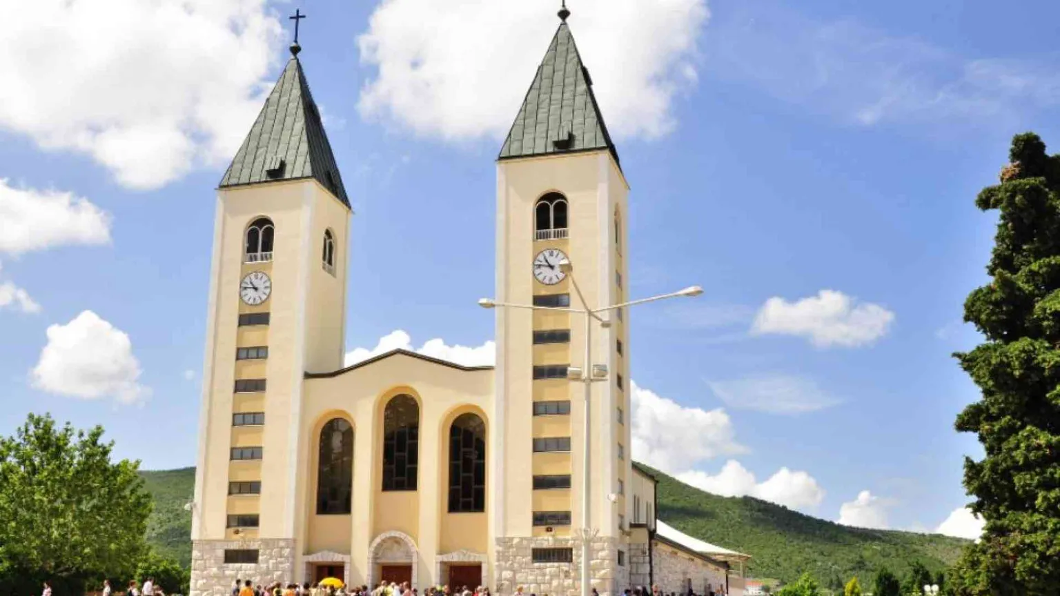 Il visitatore apostolico Cavalli: «Medjugorje, luogo di grazia»