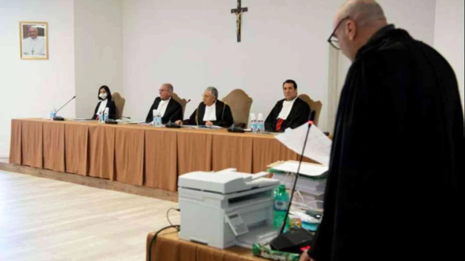 Becciu, quei messaggi ai parenti. Da Perlasca accuse e «non ricordo»