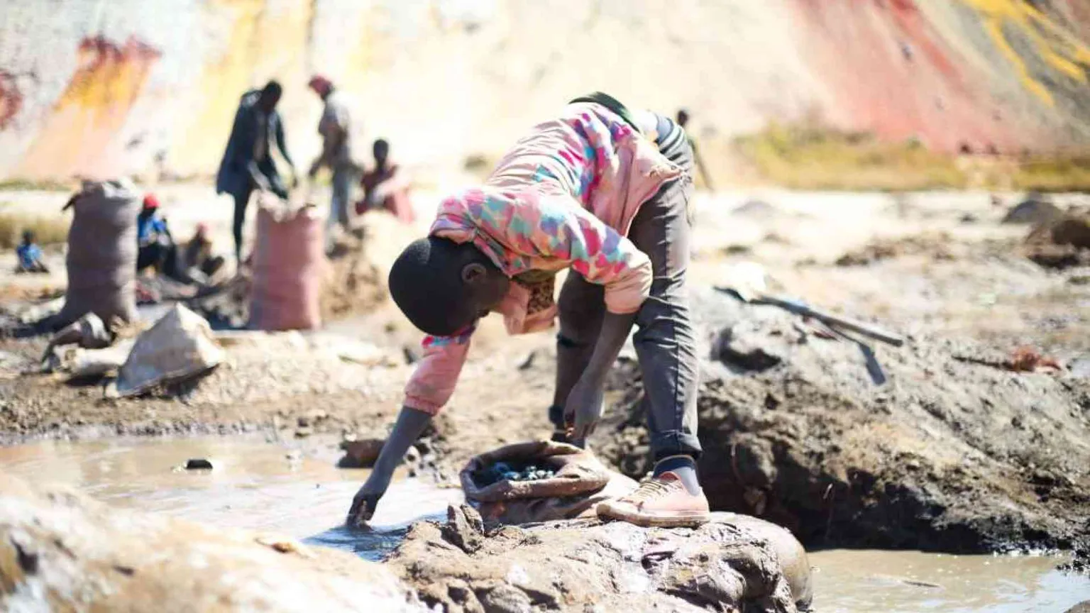 «Basta bimbi minatori»: la campagna per salvare gli schiavi del cobalto