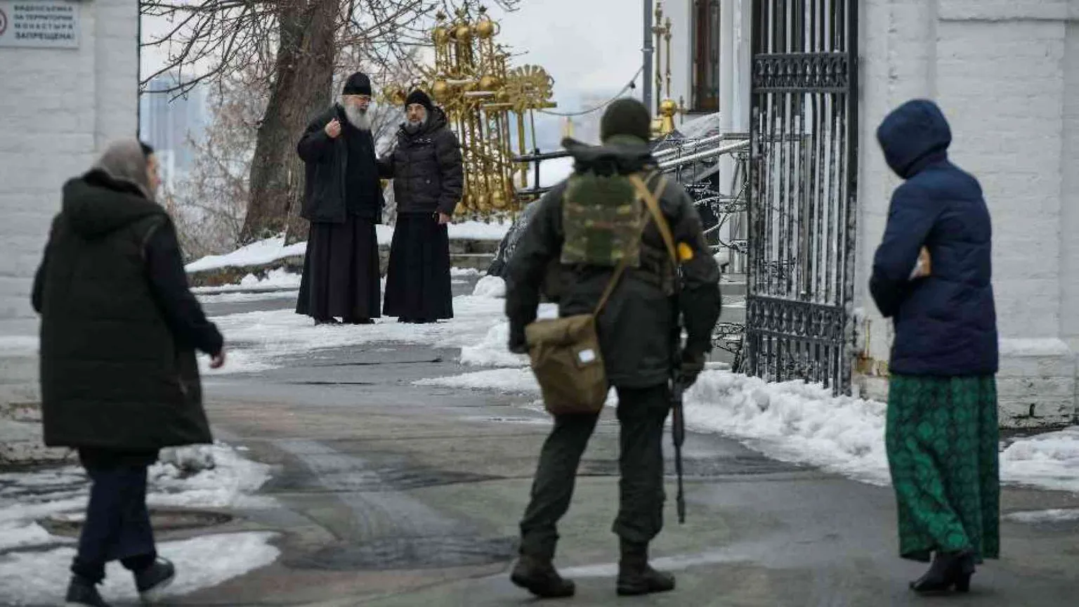 Stop alla Chiesa ortodossa russa. Indagini su preti e vescovi «sospetti»