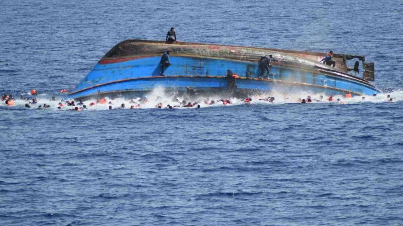 Nuovo naufragio a Lampedusa. Si ribalta barcone: 40 finiscono in mare