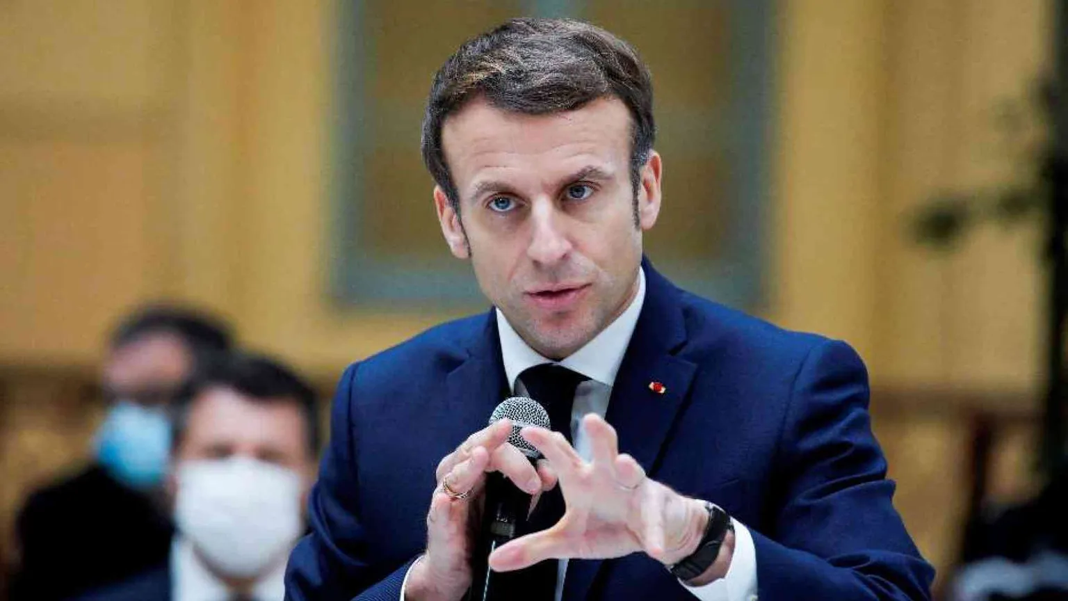 In Francia Macron punta a mettere al lavoro irregolari e "sans papiers"