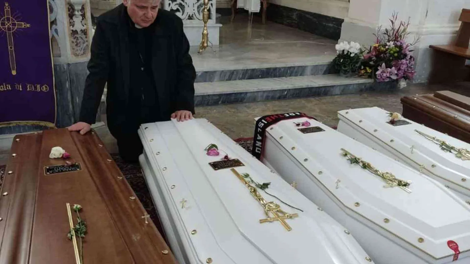 L'elemosiniere di papa Francesco vicino ai familiari delle vittime