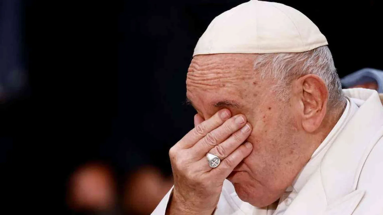 Papa Francesco prega l'Immacolata per l'Ucraina. E si commuove