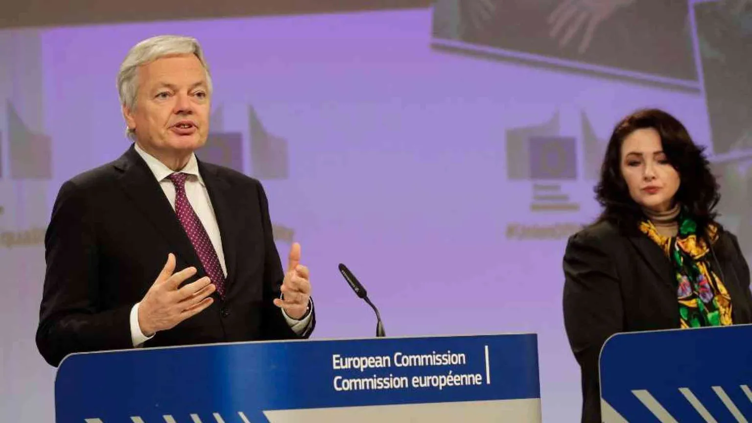 «I genitori gay vanno riconosciuti», l’Ue scavalca il diritto degli Stati