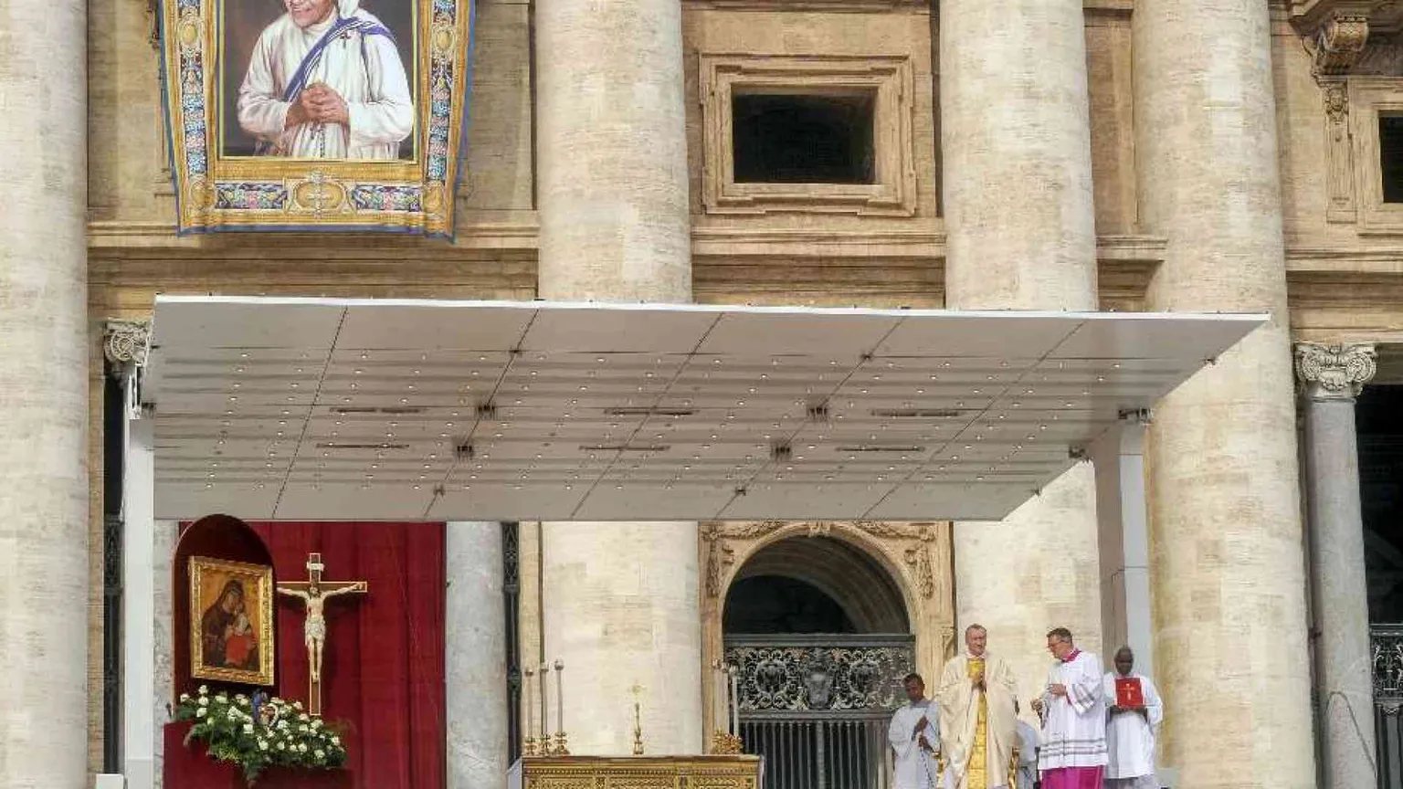 Il Papa festeggia i suoi 86 anni «premiando» l’amore ai poveri