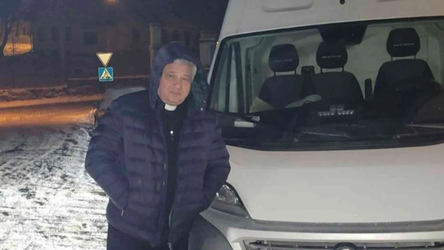 L'elemosiniere del Papa in Ucraina con i generatori e le maglie termiche