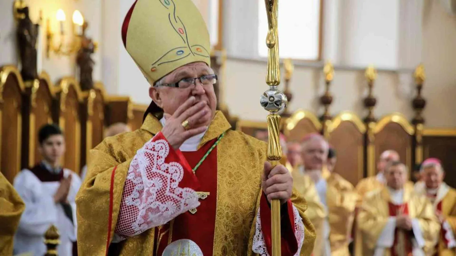 Il vescovo Szyrokoradiuk: «Due razzi colpiscono la chiesa ma non esplodono»