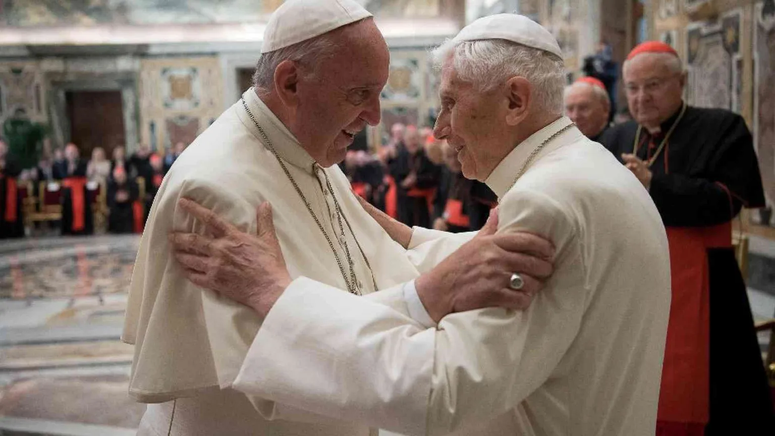 Papa Francesco chiede di pregare per Benedetto: «È molto malato»