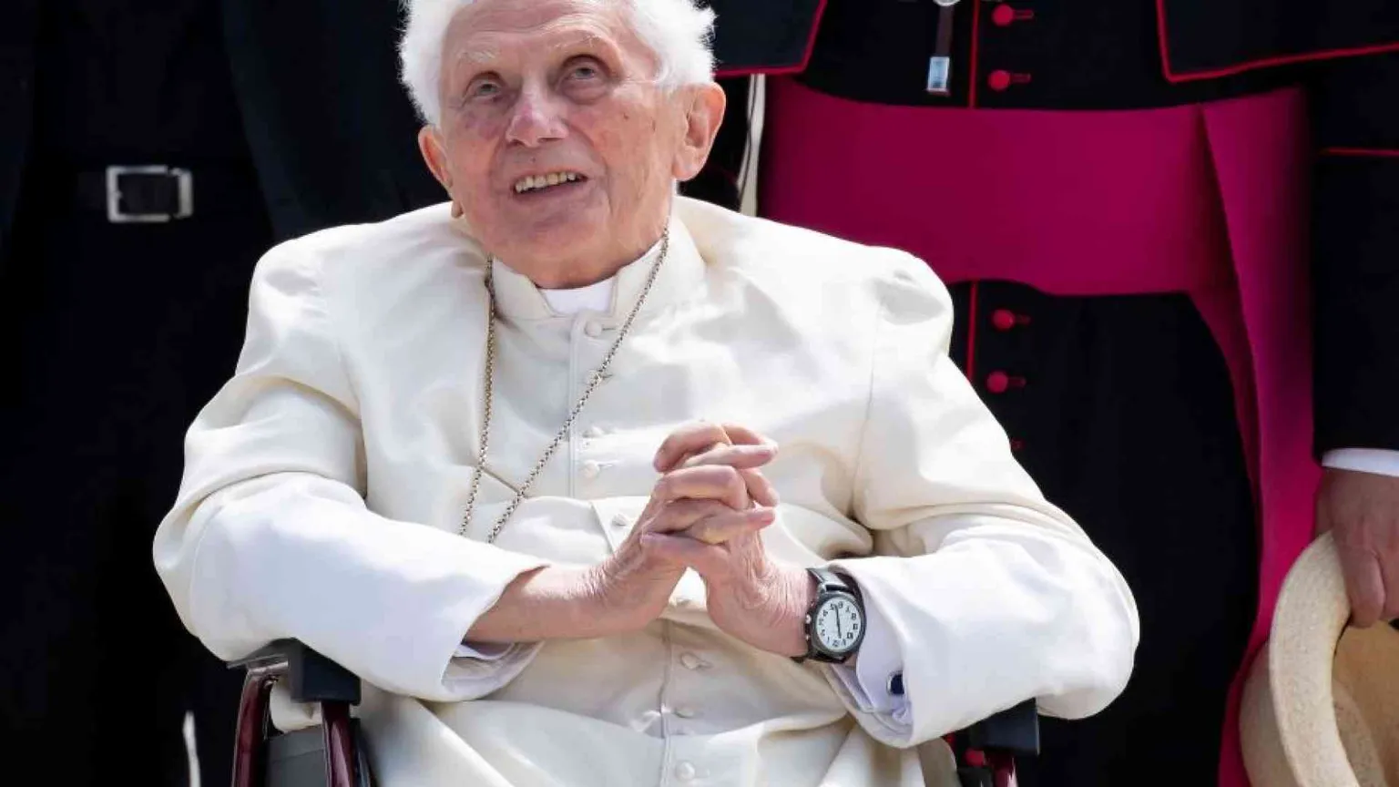 Papa Francesco va a trovare Benedetto «malato». La preghiera della Cei