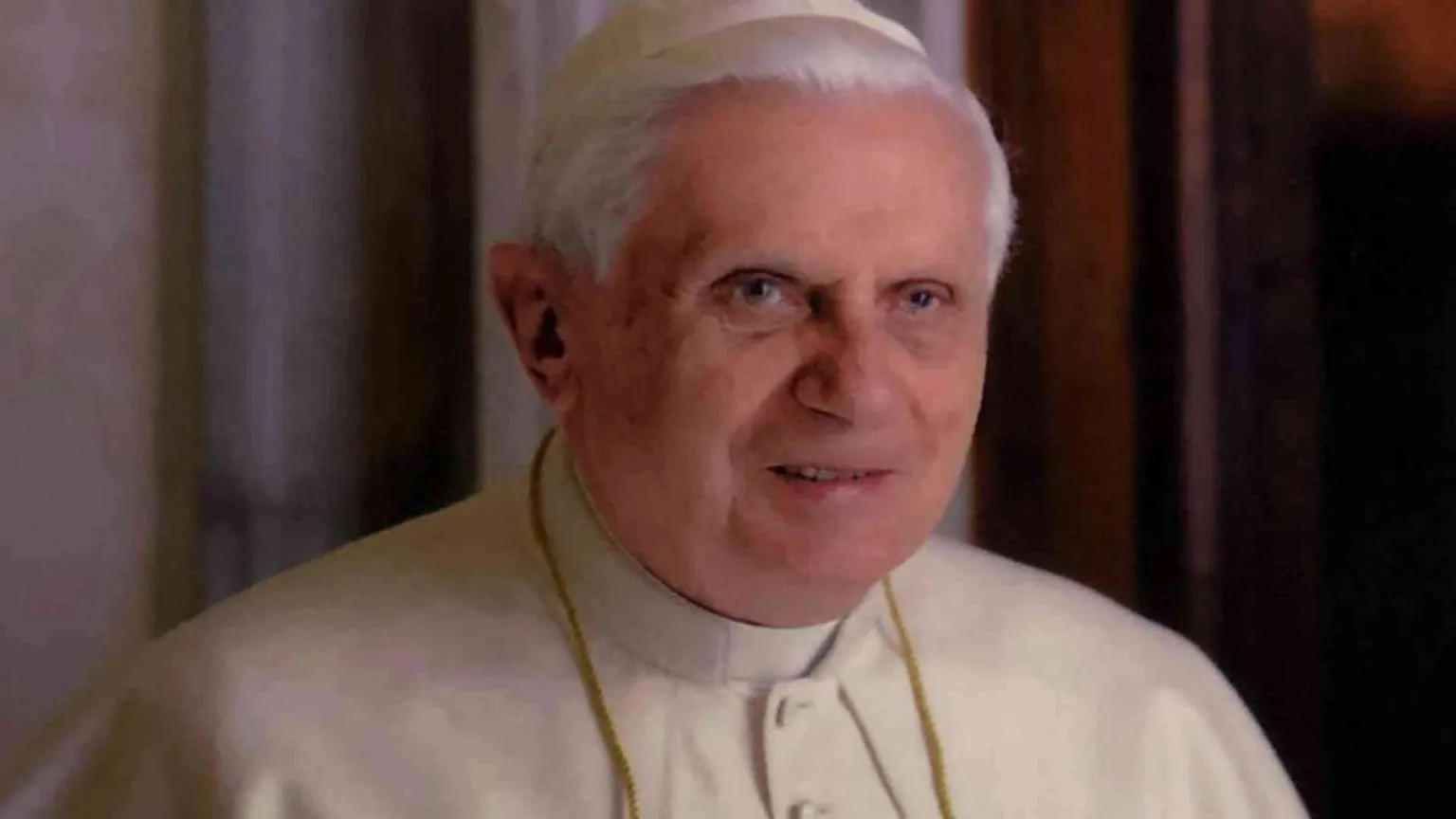 La foto di Benedetto XVI distribuita ai fedeli in piazza San Pietro