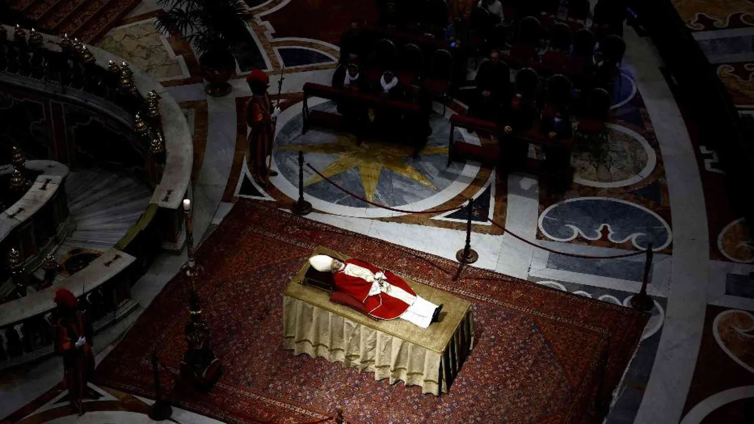 L'attesa per le esequie di Benedetto XVI