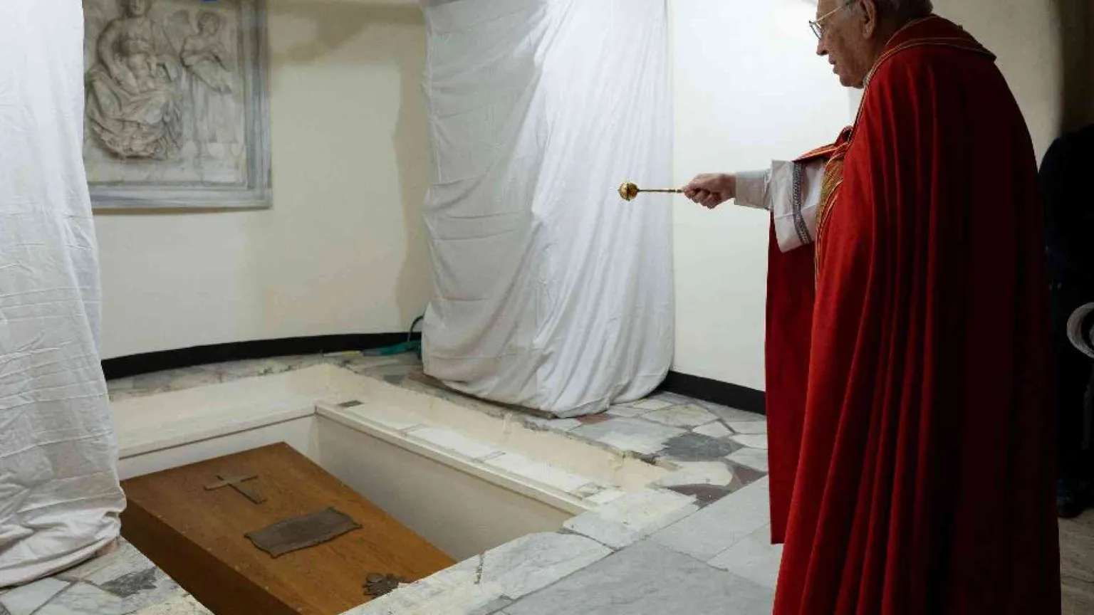 Tumulato nella tomba che ha «ospitato» Giovanni Paolo II