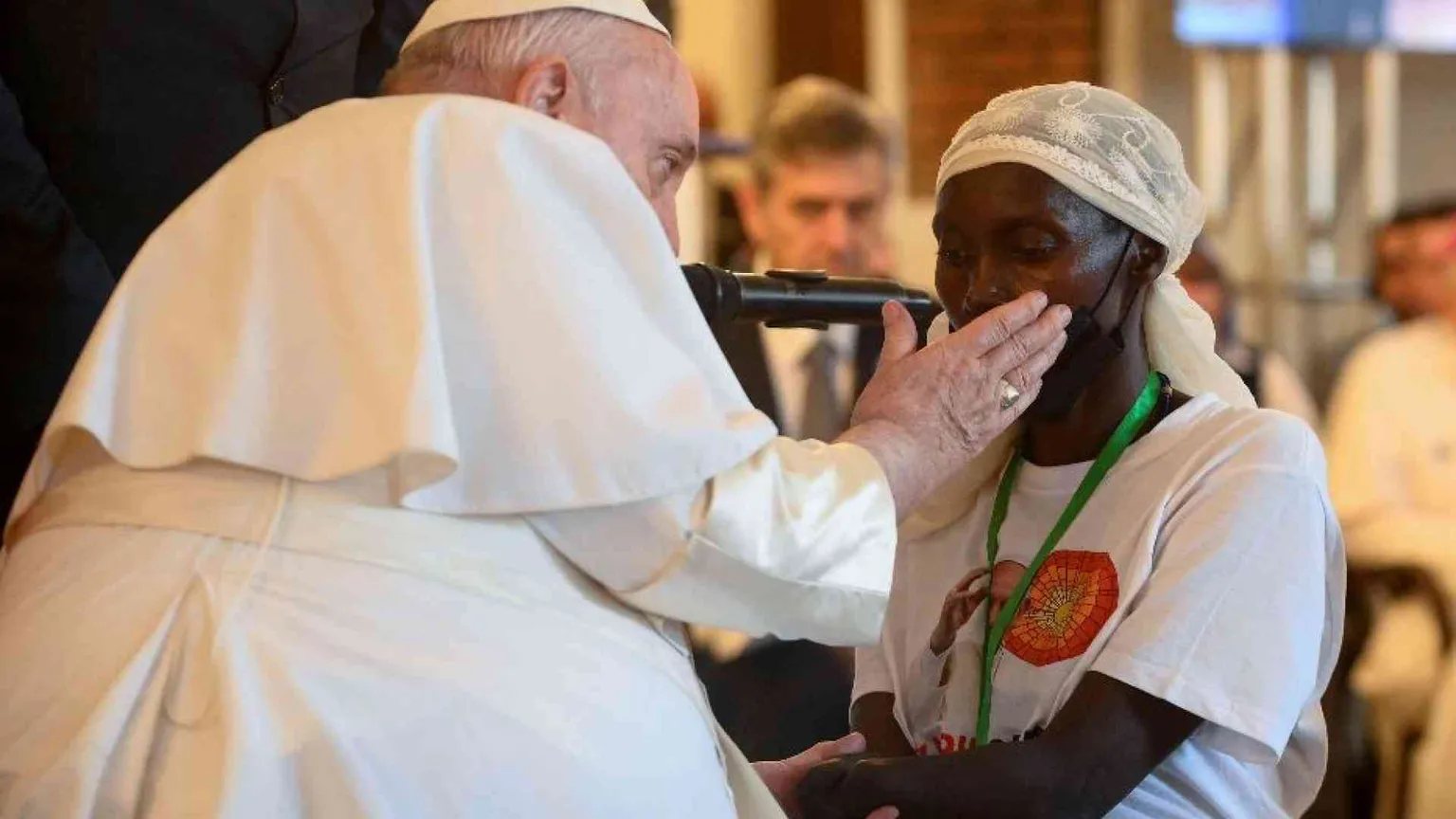 L'accusa del Papa: «Massacri, violenze e stupri per l'avidità di denaro»