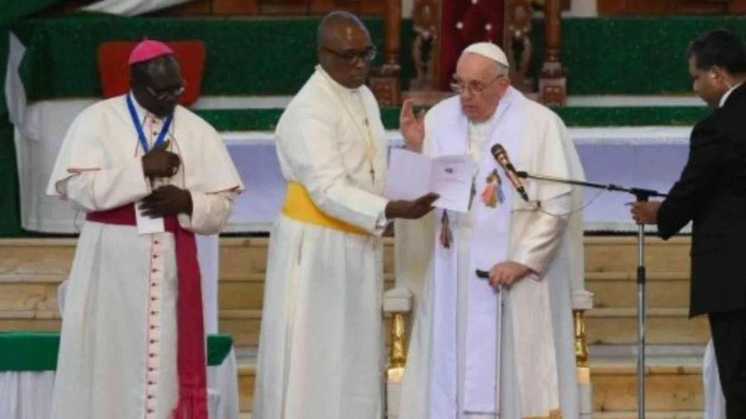 Il Papa ai vescovi: state in mezzo alla vostra gente