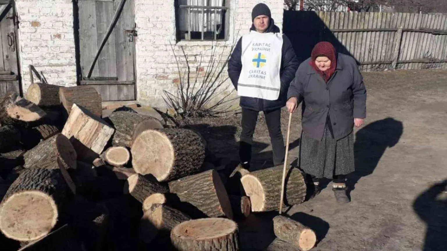 Nadiya, l'ultima abitante di Svitlychne che vive grazie alla legna solidale