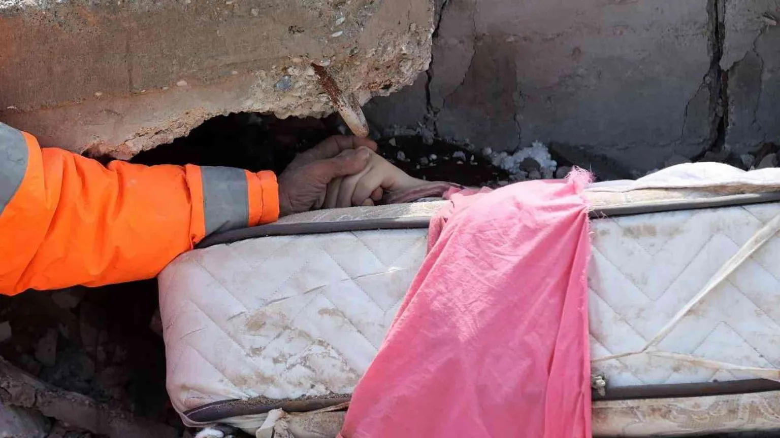Turchia e Siria, si scava per salvare i sopravvissuti. La preghiera del Papa
