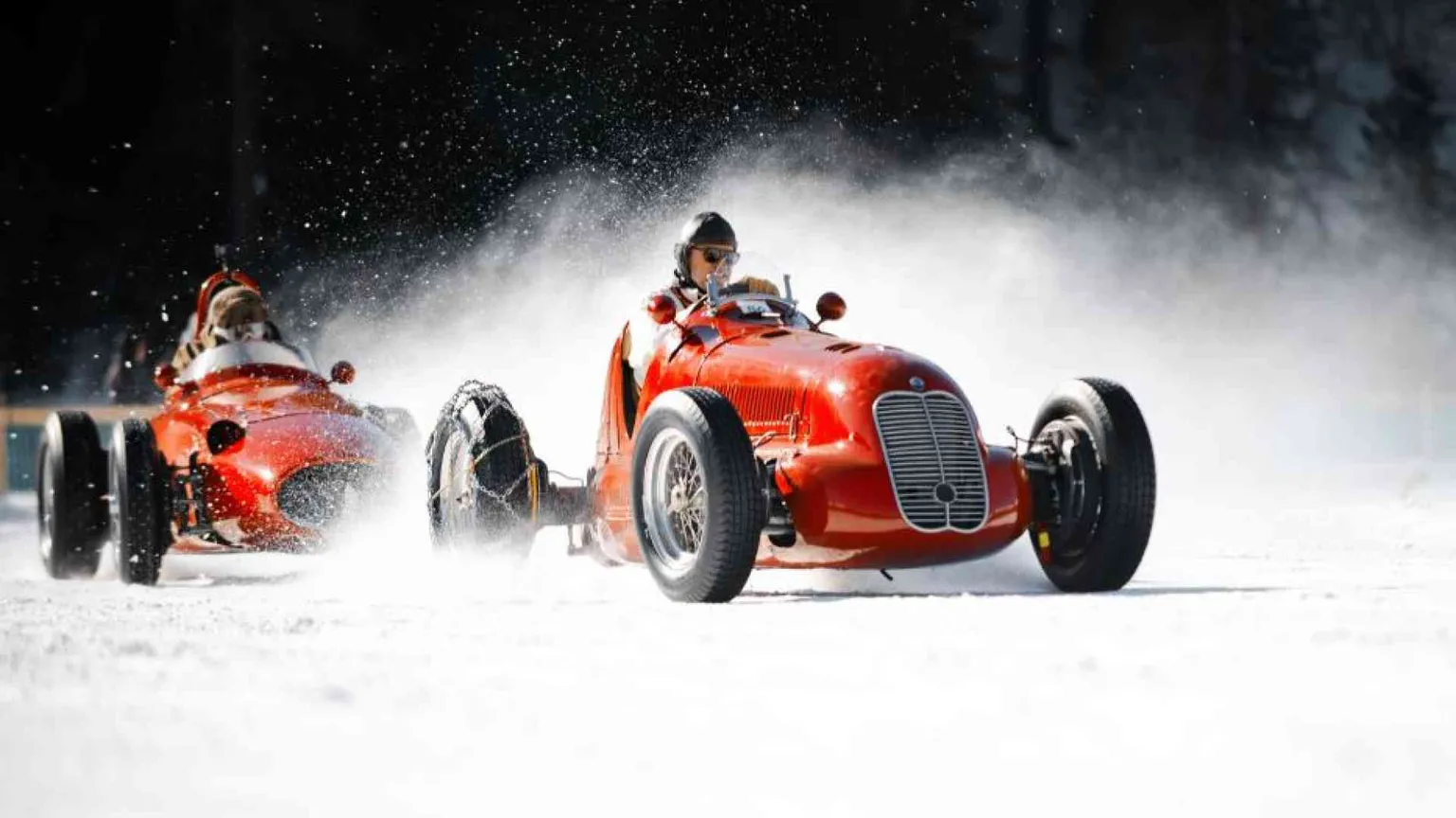A St. Moritz la meraviglia delle auto classiche sul lago ghiacciato
