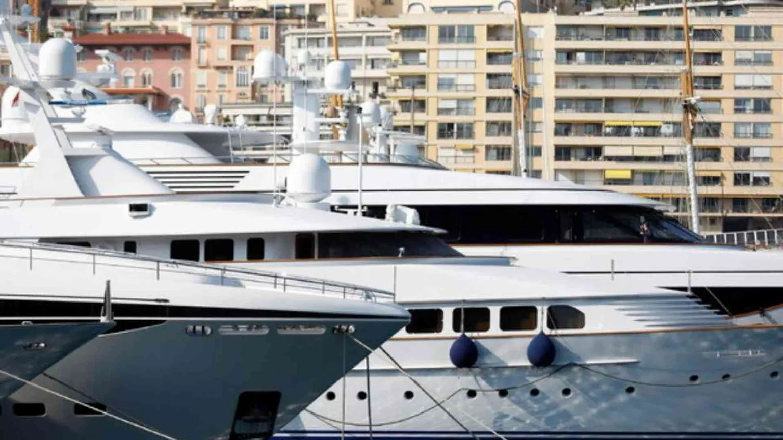 Gli oligarchi fuggiti da Londra adesso «piangono miseria» in altri lidi